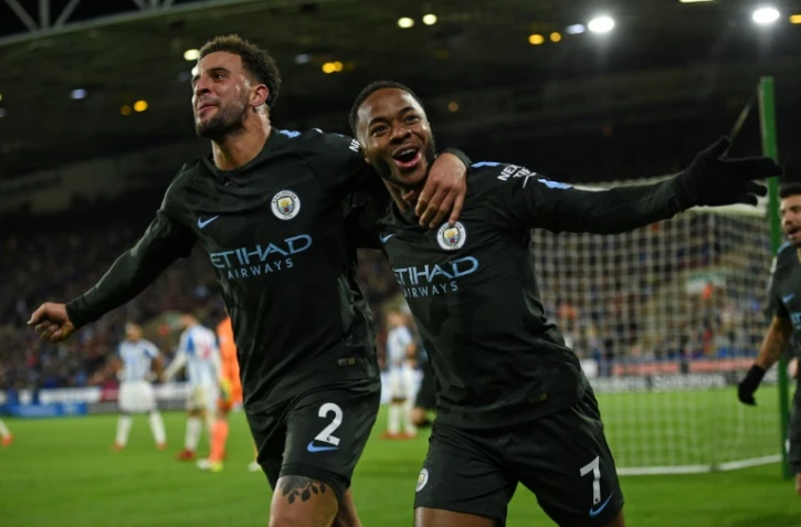 Le milieu de terrain de Manchester City Raheem Sterling (d) vient de marquer contre  Huddersfield, en Premier League, et manifeste sa joie aux côtés de son coéquipier défenseur Kyle Walker, le 26 novembre 2017 à Huddersfield