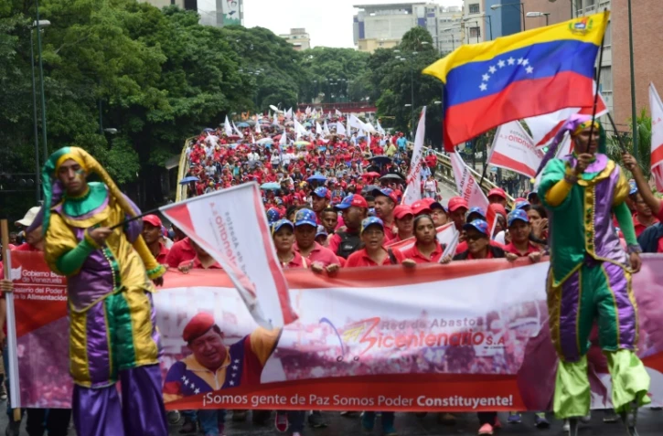 Des milliers de Vénézuéliens pro-Maduro manifestent pour dénoncer la menace d'une intervention militaire brandie par Donald Trump, le 14 août 2017 à Caracas