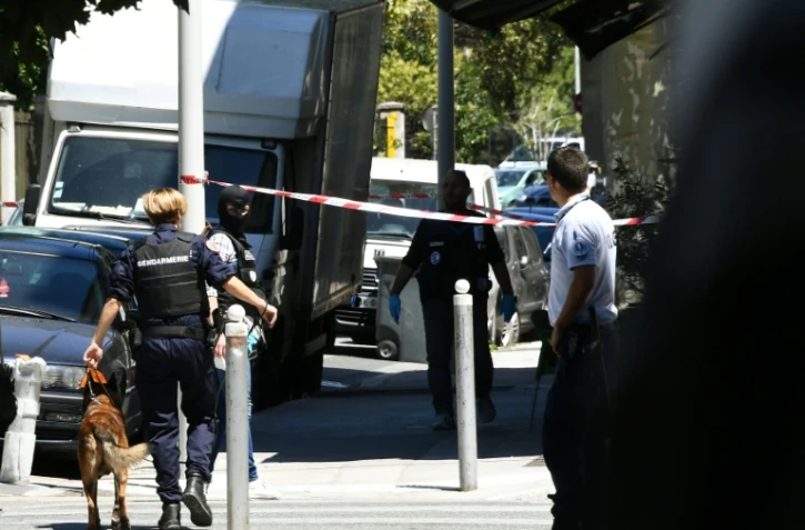 Opérations de vérification d'un petit camion garé à proximité du domicile de l'auteur de l'attaque terroriste le 15 juillet 2016 à Nice