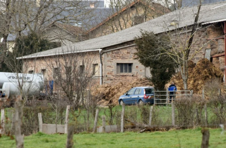 Des policiers devant la ferme en Aveyron, le 17 février 2016 où une conseillère agricole a été retrouvée morte