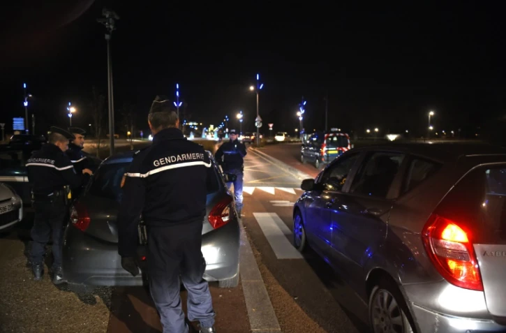 Gendarmes français effectuant des contrôles le 19 novembre 2015 à la frontière suisse à Divonne-les-Bains