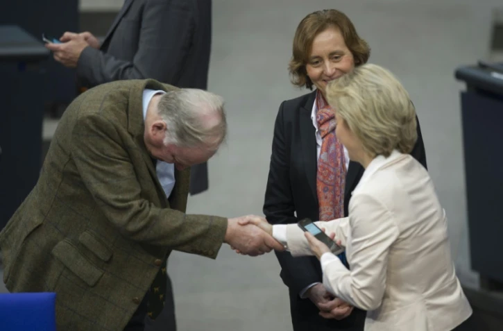 La ministre allemande de la Défense Ursula von der Leyen reçoit les députés du parti anti-immigration AfD Alexander Gauland et Beatrix von Storch lors de la première séance du Parlement nouvellement élu, à Berlin le 24 octobre 2017