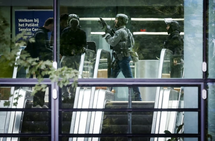 Des forces spéciales de la police néerlandaise sécurisent le centre médical universitaire Erasmus à Rotterdam, le 28 septembre 2023