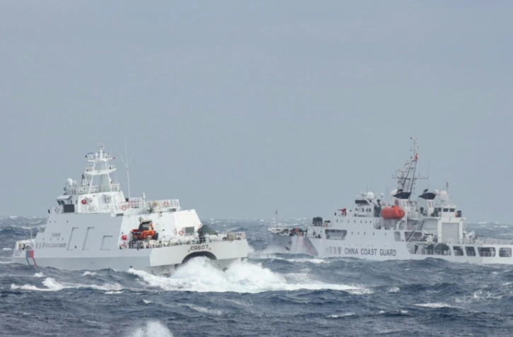 Une image rendue publique le 12 décembre par les autorités de Taipei montre des navires des garde-côtes taïwanais et chinois se surveillant mutuellement au large de l'île