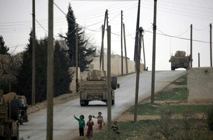 Des blindés des forces militaires de Minbej, alliées des Forces démocratiques syriennes, patrouillent à Minbej, le 3 mars 2017 