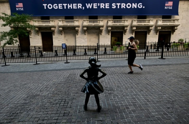 Des passants devant le New York Stock Exchange (NYSE) à Wall Street (New York), le 13 juillet 2020