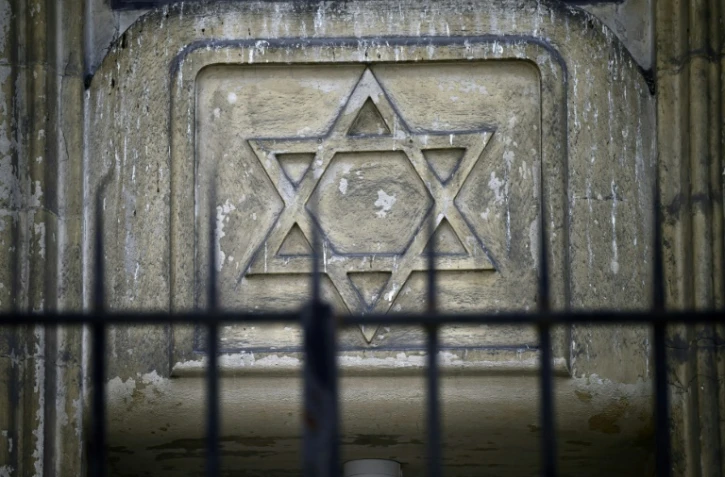 Un Palestinien soupçonné d'avoir agressé un rabbin à coup de chaise à Neuilly-sur-Seine, près de Paris, a été placé en hospitalisation sous contrainte après avoir initialement été mis en garde à vue