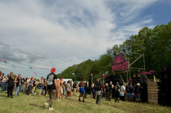 Des fêtards à Villegongis, petit village de l'Indre pour les 30 ans du Teknival, le 18 mai 2023.