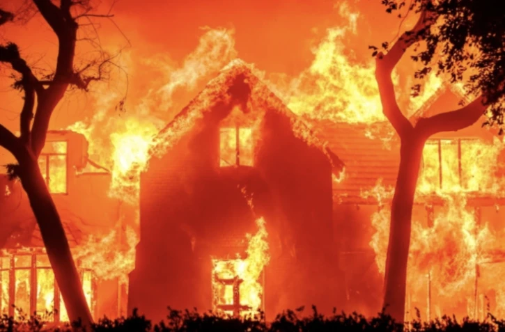 Une personne évacuée en raison des incendies à Pasadena, près de Los Angeles, en Californie, le 7 janvier 2025