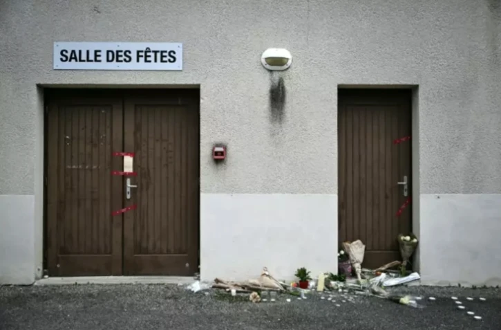 Des fleurs déposées devant la salle des fêtes de Crépol, le 22 novembre 2023 dans la Drôme, où le jeune Thomas est décédé le 19 novembre 2023 après avoir été blessé d'un coup de couteau au cours d'un bal ( AFP / OLIVIER CHASSIGNOLE )
