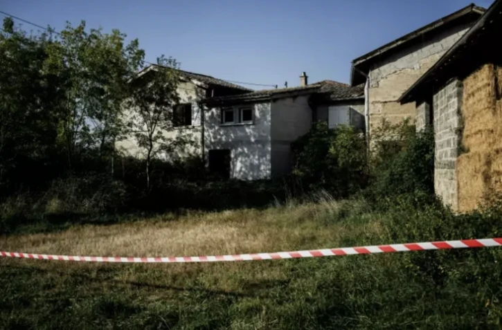 Un homme pendu a été découvert le 13 octobre 2023 dans cette ferme inhabitée de Corcelles-en-Beaujolais, dans le Rhône, avec une sacoche contenant des documents d'identité de l'acteur Marwan Berreni, porté disparu depuis deux mois ( AFP / JEFF PACHOUD )
