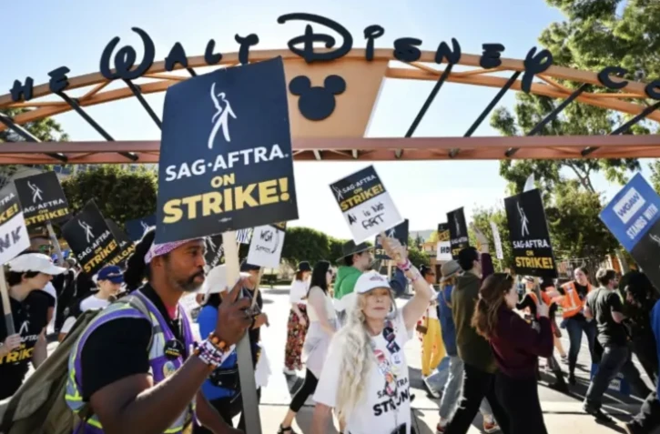 Des acteurs sur un piquet de grève devant les studios Walt Disney, le 1er novembre 2023, à Burbank, en Californie ( AFP / Frederic J. BROWN )