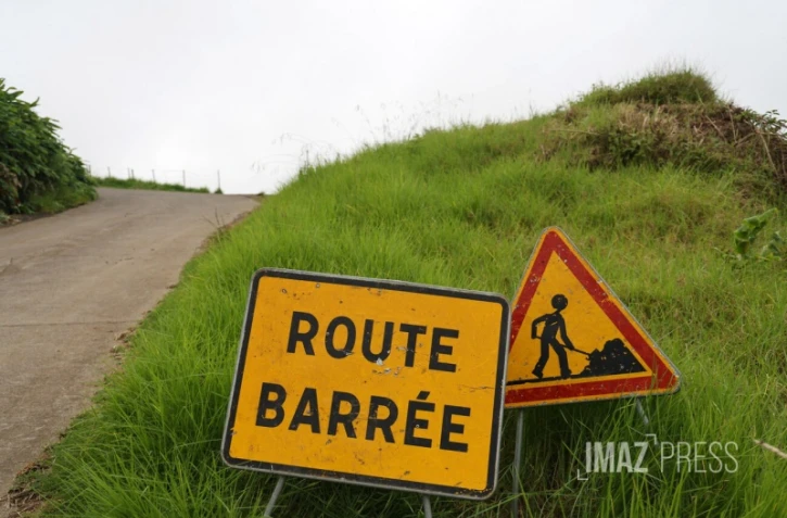 Panneau route barrée