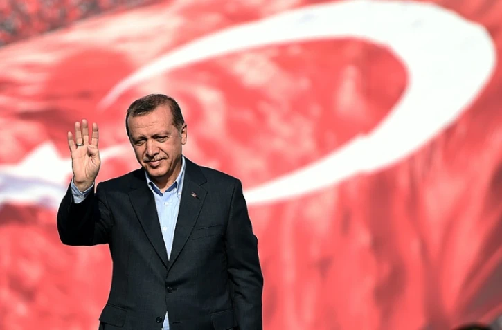 Le président turc Recep Tayyip Erdogan salue la foule rassemblée à Istanbul pour conspuer le PKK, le 20 septembre 2015