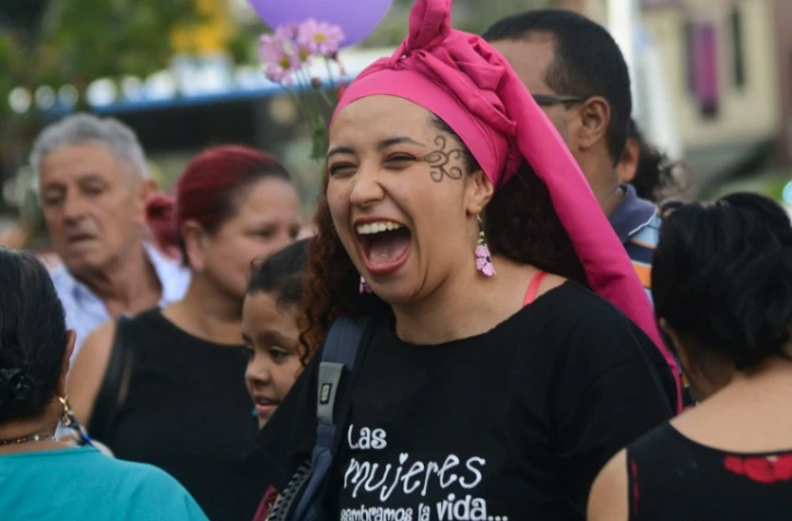 Des Colombiens fêtent l'accord de cessez-le-feu à Medellin le 23 juin 2016