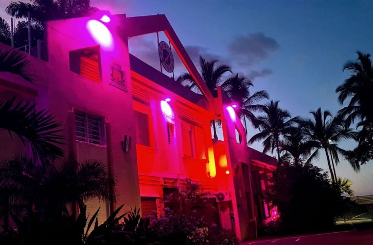 La Possession : la façade de l'hôtel de ville se teint de rose pour ce mois d'octobre rose