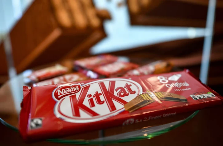 Un paquet de KitKat, de la marque Nestlé, installée en Suisse, le 20 octobre 2016. (FABRICE COFFRINI / AFP)