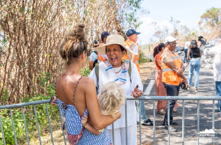 Région : Huguette Bello visite la RN2 au niveau de la coulée de lave
