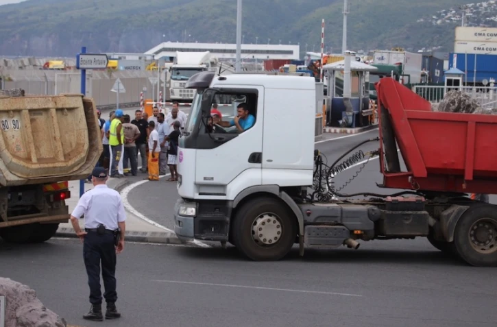 Chantier de la Nouvelle Route du littoral bloqué par les salriés du BTP