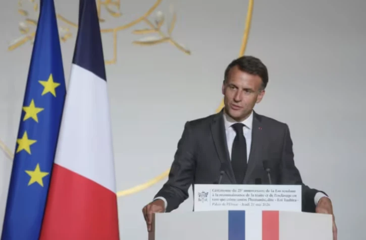 Le président Emmanuel Macron lors d'une cérémonie à l'Elysée marquant le 25e anniversaire de la loi reconnaissant la traite négrière et l'esclavage comme des crimes contre l'humanité, le 21 mai 2026 à Paris ( POOL / Thibault Camus )