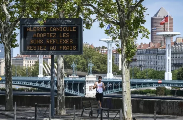 Un panneau met en garde contre une alerte canicule le 18 août 2023 à Lyon ( AFP / OLIVIER CHASSIGNOLE )