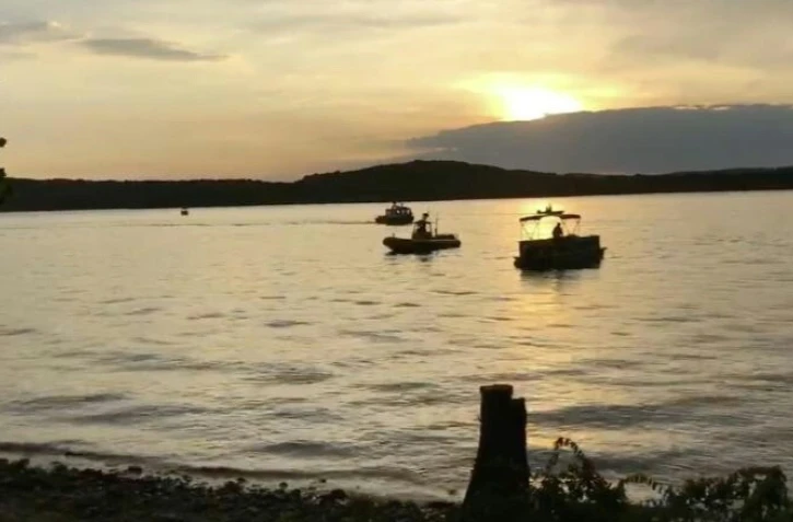 Image tirée d'une vidéo fournie le 19 juillet 2018 par le comté de Stone montrant des équipes de secours intervenant après le chavirage d'un bateau sur un lac dans le Missouri