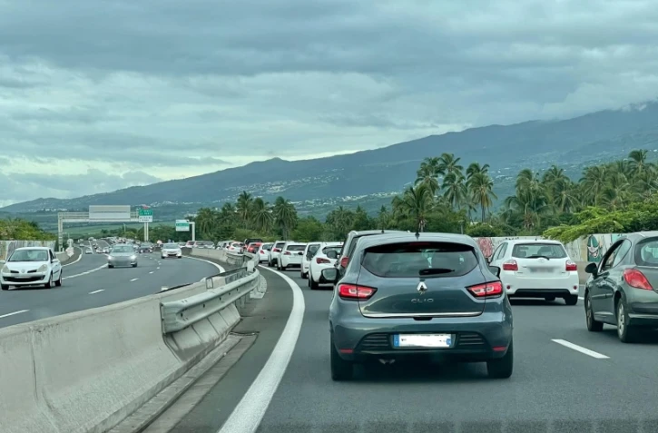 Bouchons vers le nord : 11 km de bouchons sur la route du littoral, 10 km sur la route des tamarins