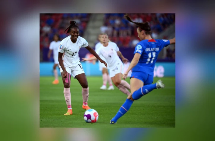 L'attaquante française Melvine Malard (g) défie la défenseuse islandaise Hallbera Gudny Gisladottir (d,) pendant l'Euro féminin 2022 au New York Stadium à Rotherham, le 18 juillet 2022.