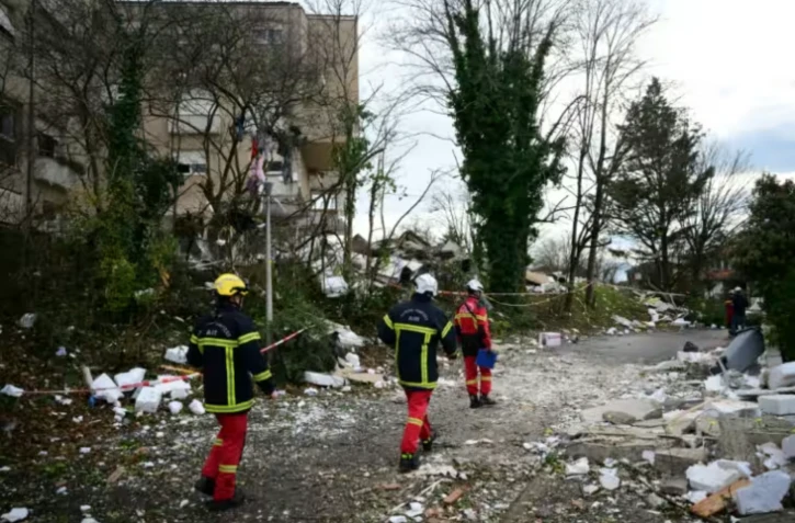 Des pompiers sur les lieux d'une explosion dans un immeuble résidentiel à Trévoux, dans l'Ain, le 16 décembre 2025 ( AFP / Olivier CHASSIGNOLE )