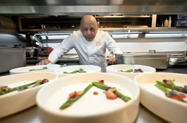 Le chef étoilé Thierry Marx dans la cuisine de l'un de ses restaurants, Madame Brasserie au premier étage de la tour Eiffel, à Paris, le 15 juin 2022 ( AFP / Emmanuel DUNAND )