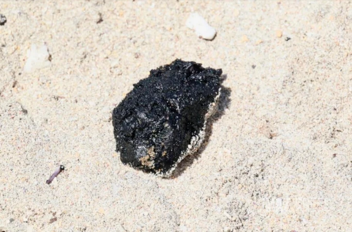 Baignade interdite à La Saline, des boulettes de fioul sur le sable