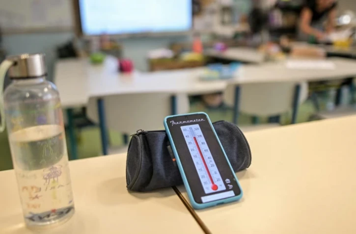 Un thermomètre dans une salle de classe d'une école élémentaire, à Billère (Pyrénées-Atlantiques), le 1er juillet 2025. (QUENTIN TOP / HANS LUCAS / AFP)