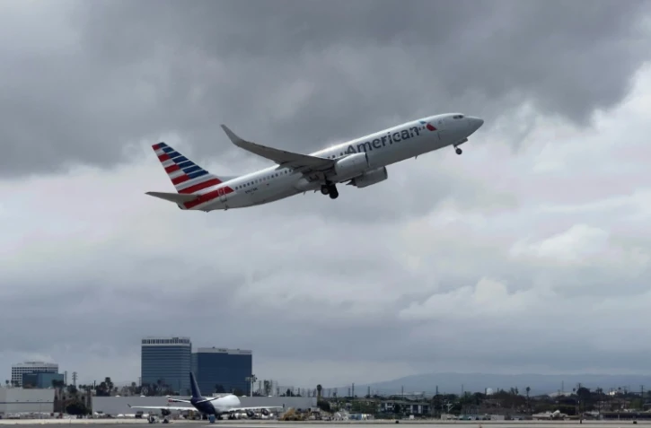 Un avion American Airlines décolle de l'aéroport international de Los Angeles, le 22 avril 2021