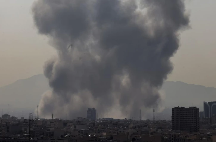 Des panaches de fumée ont été vus à Téhéran, le 28 février 2026, après une attaque israélienne.