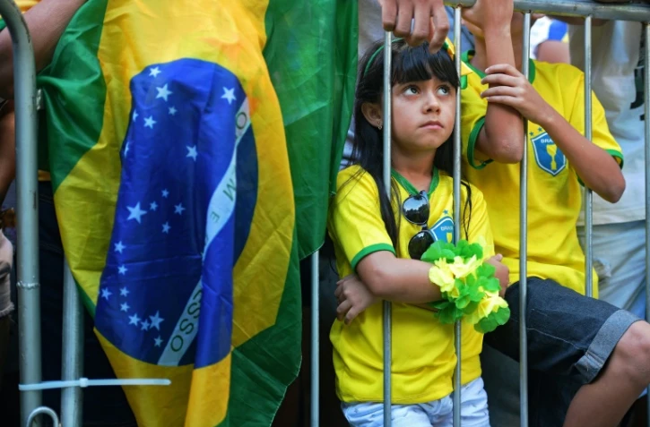 Une jeune supportrice brésilienne regarde le match contre la Suisse sur un écran géant, le 17 juin 2018 à Rio