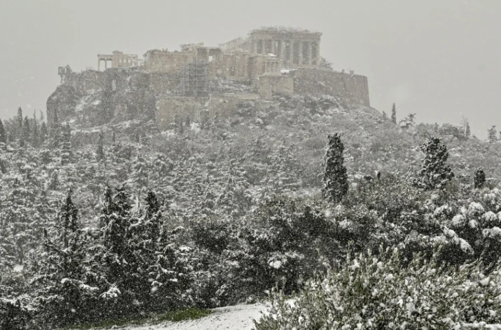 L'Acropole sous la neige à Athènes le 24 janvier 2022 