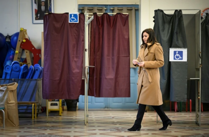 La maire socialiste sortante de Paris Anne Hidalgo vote à au 1er tour des municipales, le 15 mars 2020 à Paris