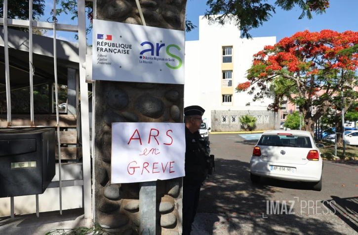 Saint-Denis : des agents en colère réunis devant les locaux de l'ARS