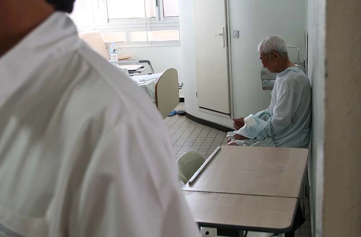 Non aux blouses qui laissent les fesses Ă l'air