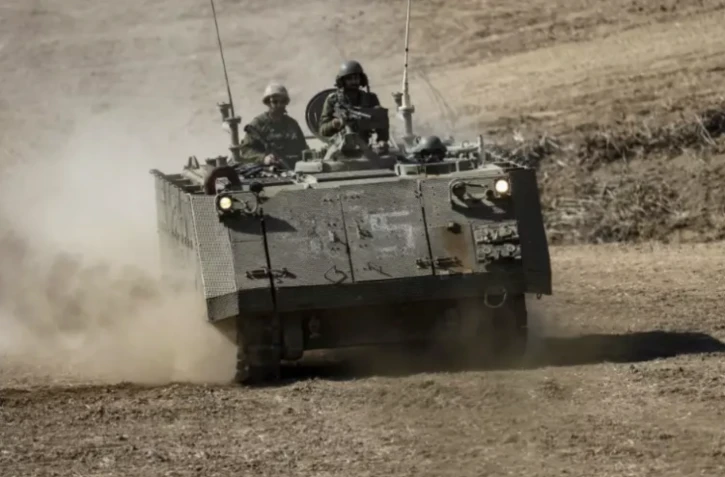 Un véhicule blindé israélien se dirige vers la frontière avec la bande de Gaza, le 15 octobre 2023Un ( AFP / RONALDO SCHEMIDT )