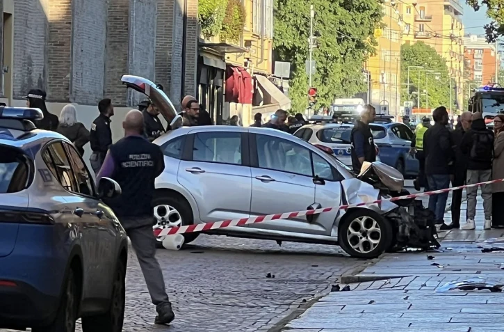 Un homme a foncé dans la foule à Modène avant de sortir de son véhicule avec un couteau, le 16 mai 2026. - AFP