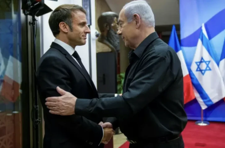 Le Premier ministre israélien Benjamin Netanyahu et Emmanuel Macron avant une réunion à Jérusalem le 24 octobre 2023 ( POOL / Christophe Ena )