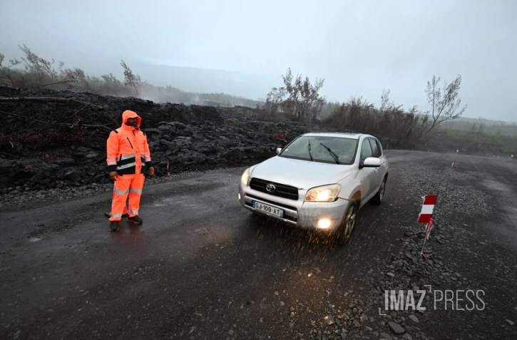 Route des laves : le brise-roche s'attaque à la lave refroidie, les travaux de reconstruction de la RN2 démarrent ce lundi