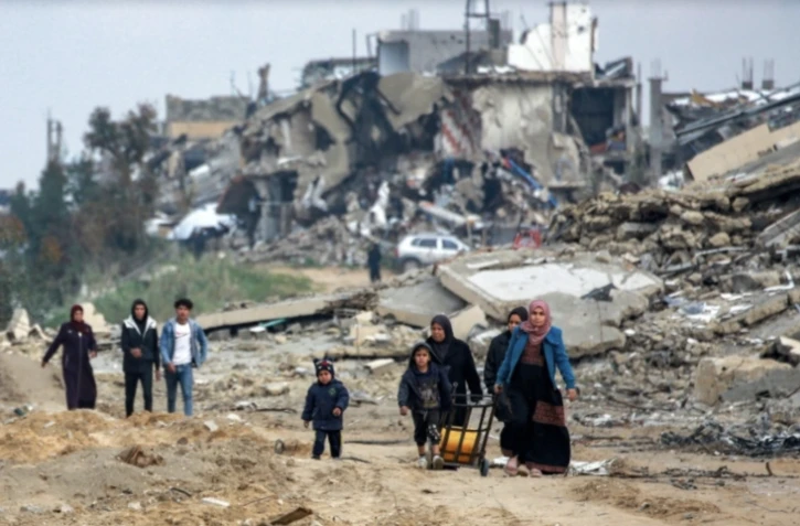 Des Palestiniens dans les ruines de Beit Lahia, dans le nord de la bande de Gaza, le 11 février 2025 ( AFP / BASHAR TALEB )
