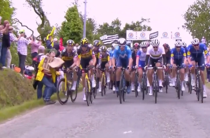 Tour de France : une spectatrice fait chuter des cyclistes à cause de sa pancarte