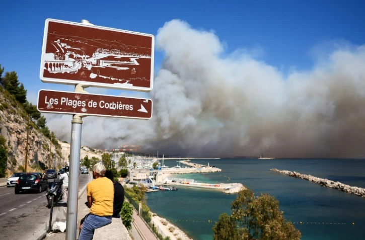 Le nuage de fumée d'un incendie visible depuis la plage des Corbières à Marseille, le 8 juillet 2025