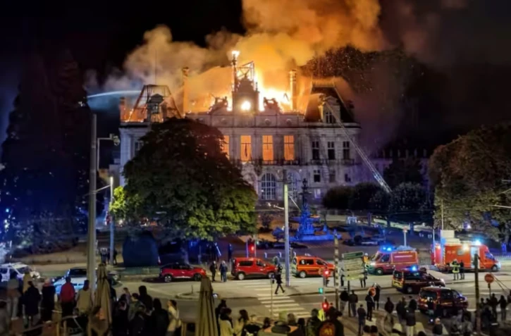 La mairie de Limoges incendiée lors d'une manifestation contre la vie chère, le 17 octobre 2026 ( AFP / Melaine PAYZAL )