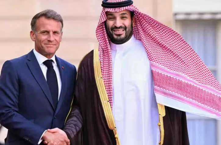La venue de Mohammed ben Salmane à Paris a permis de concrétiser les discussions pour faire naître un parc potentiellement dédié à Dragon Ball. © Crédit photo : LOU BENOIST / AFP 