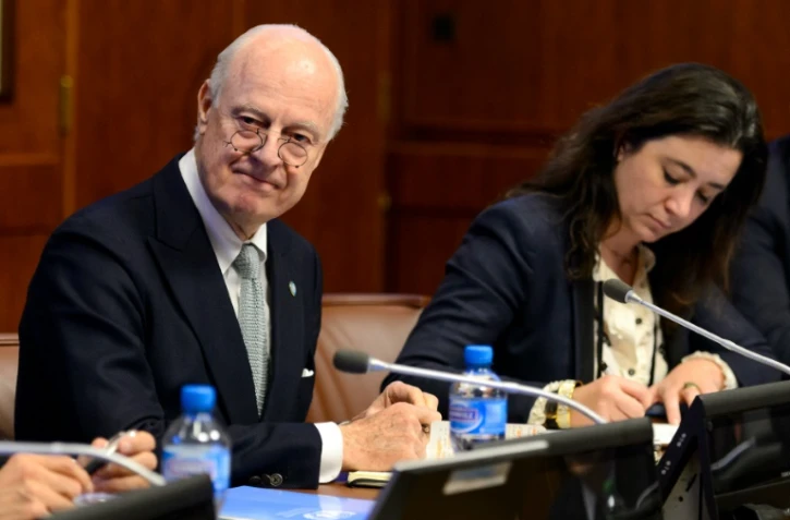 L'émissaire de l'ONU pour la Syrie Staffan de Mistura (g), le 13 janvier 2016 à Genève