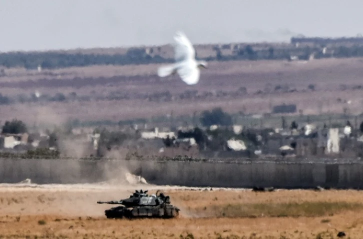 A la ville frontière d'Elbeyli, un tank turc revient de combats contre les jihadistes de l'EI sur le sol syrien, le 4 septembre 2016